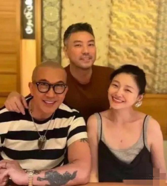 变样跟汪小菲结婚才是真正的幸福吧！瓦力棋牌游戏大S两段婚姻穿搭风格大(图2)