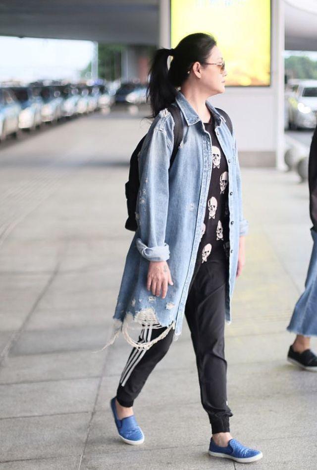 变样跟汪小菲结婚才是真正的幸福吧！瓦力棋牌游戏大S两段婚姻穿搭风格大(图3)