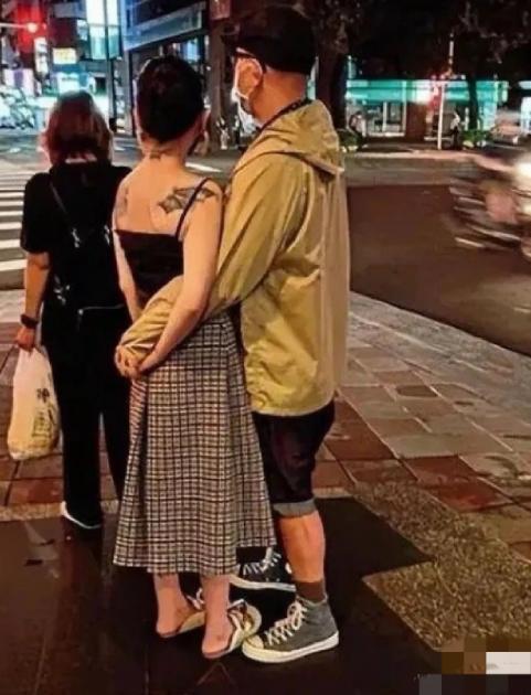 变样跟汪小菲结婚才是真正的幸福吧！瓦力棋牌游戏大S两段婚姻穿搭风格大(图5)