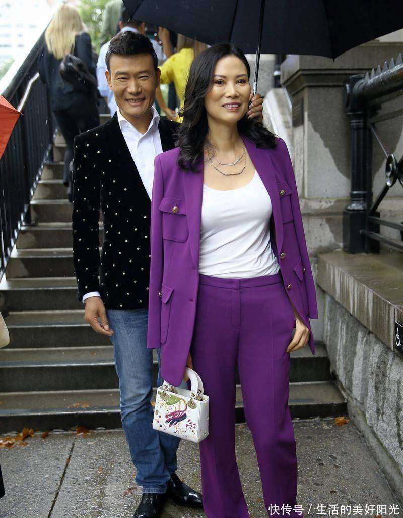 紫色西装 烟管裤像超模又美出国际范瓦力棋牌邓文迪又把野心穿在身上！(图3)