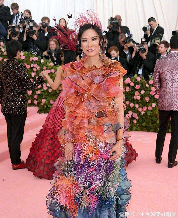 紫色西装 烟管裤像超模又美出国际范瓦力棋牌邓文迪又把野心穿在身上！(图2)