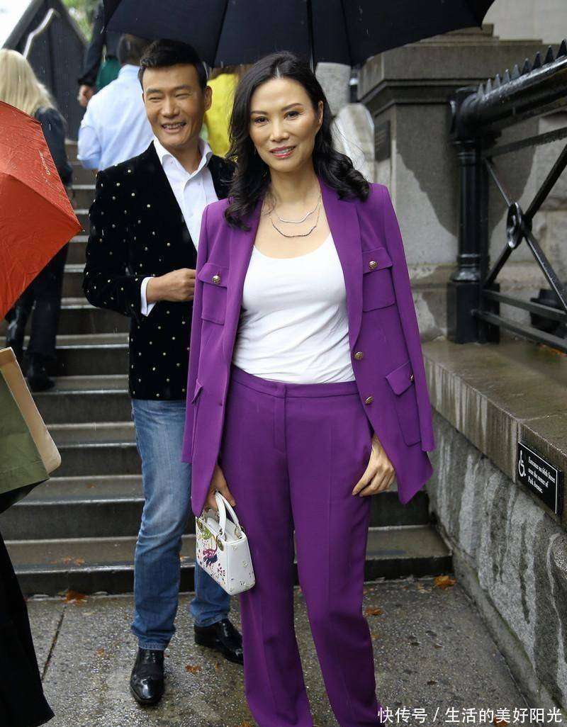 紫色西装 烟管裤像超模又美出国际范瓦力棋牌邓文迪又把野心穿在身上！(图4)