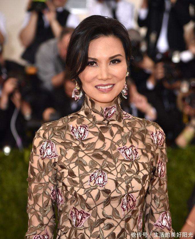 紫色西装 烟管裤像超模又美出国际范瓦力棋牌邓文迪又把野心穿在身上！(图5)