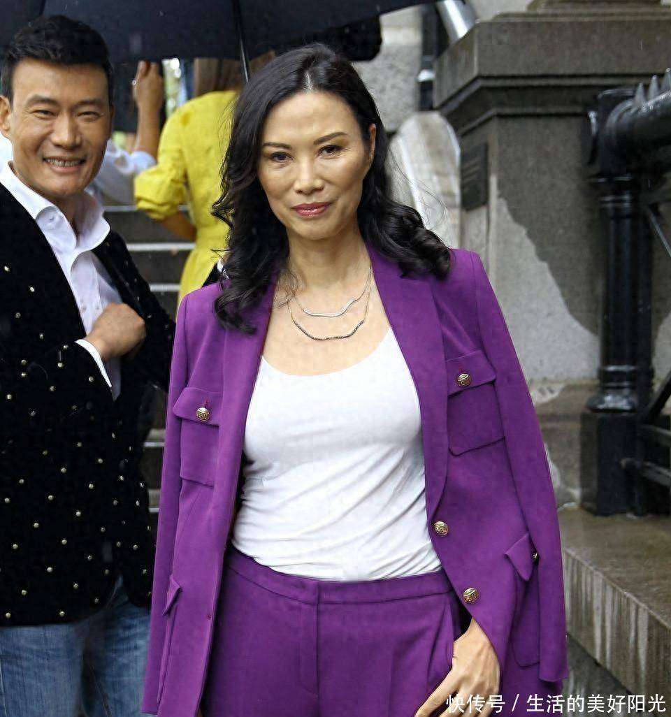 紫色西装 烟管裤像超模又美出国际范瓦力棋牌邓文迪又把野心穿在身上！(图6)