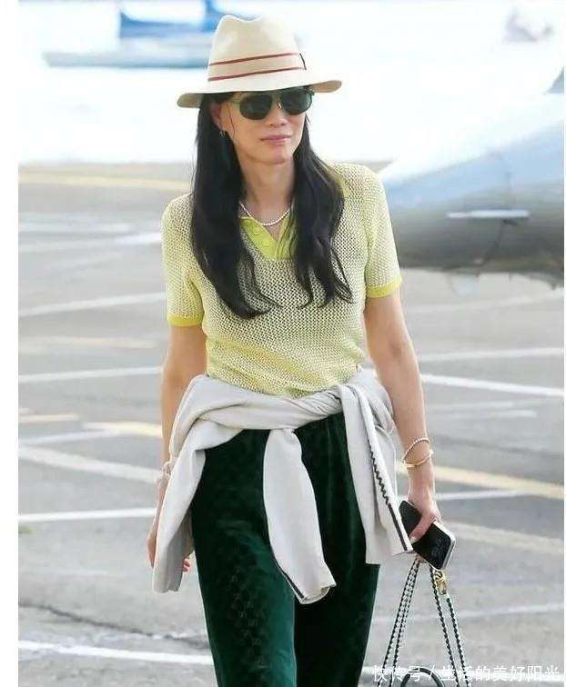 紫色西装 烟管裤像超模又美出国际范瓦力棋牌邓文迪又把野心穿在身上！(图7)