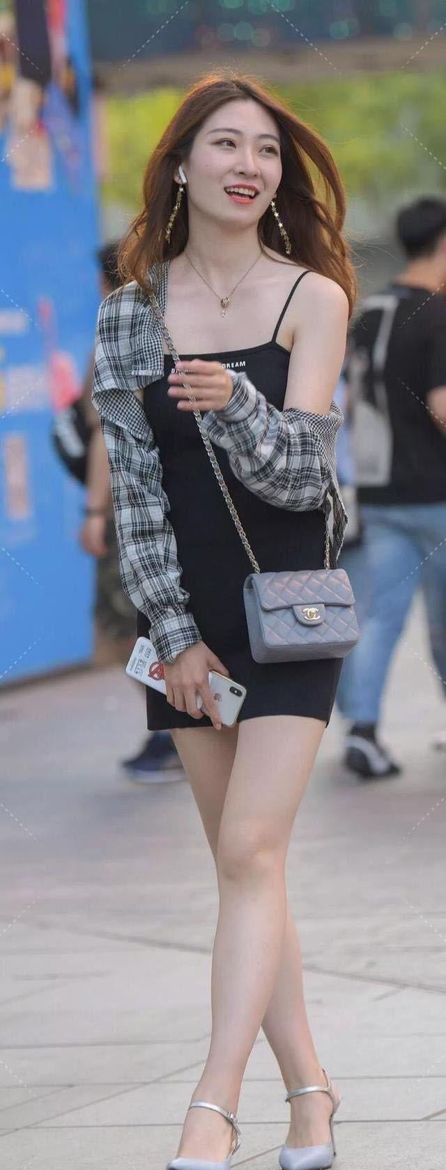 裙搭撞色衬衫职场日常都适配的穿搭瓦力棋牌基础款也能显贵黑色吊带(图3)