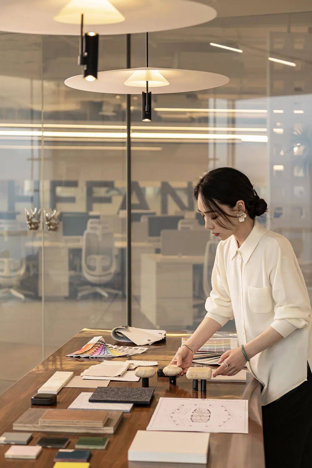 牌HEFANG 这次“登顶”只是新起点瓦力棋牌深度|超越一众国际轻奢珠宝老(图3) 牌HEFANG 这次“登顶”只是新起点瓦力棋牌深度|超越一众国际轻奢珠宝老(图3)