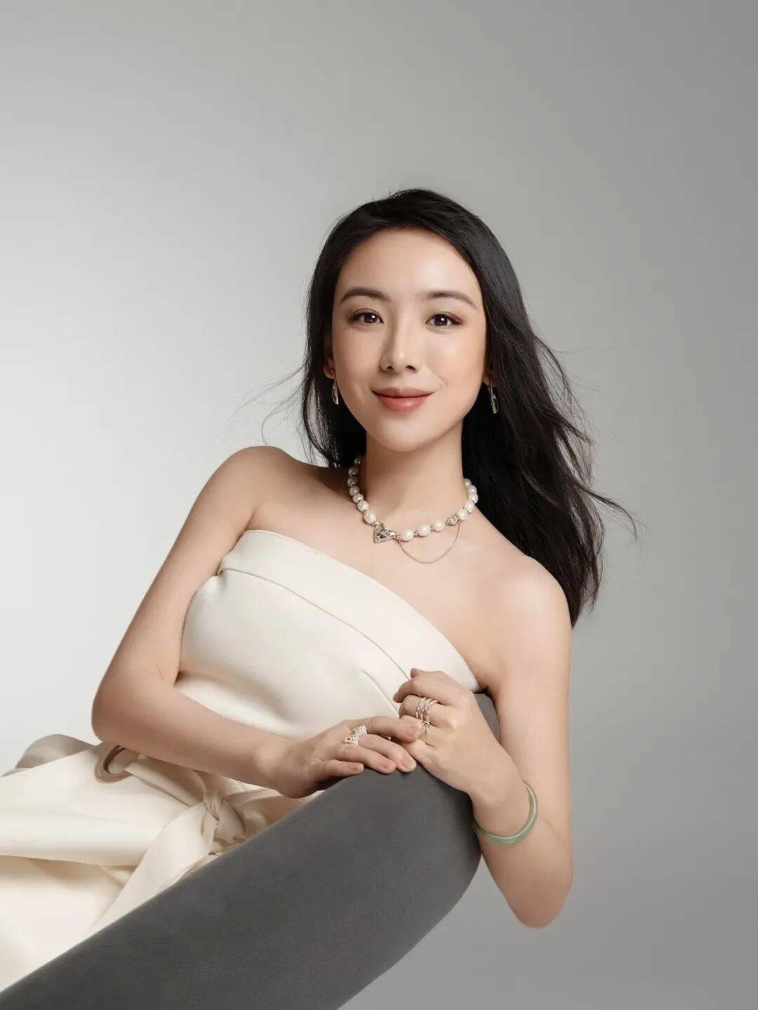 牌HEFANG 这次“登顶”只是新起点瓦力棋牌深度|超越一众国际轻奢珠宝老(图8) 牌HEFANG 这次“登顶”只是新起点瓦力棋牌深度|超越一众国际轻奢珠宝老(图8)