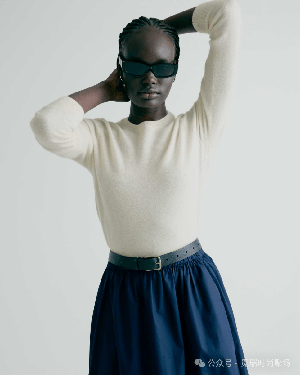 !2026穿搭新密码这样穿告别“老气”！瓦力棋牌游戏刷爆 Ins的天后羊绒造型(图4)
