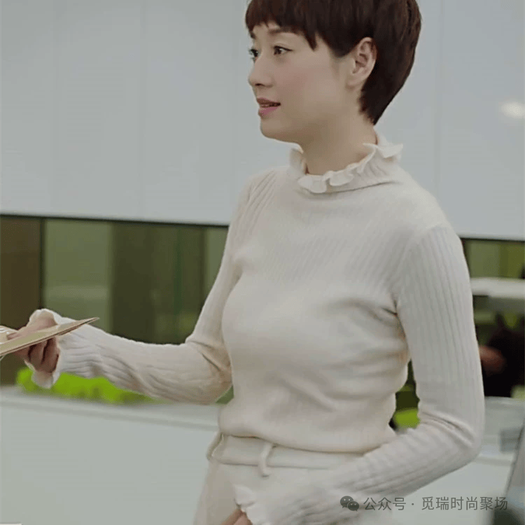 !2026穿搭新密码这样穿告别“老气”！瓦力棋牌游戏刷爆 Ins的天后羊绒造型(图7)