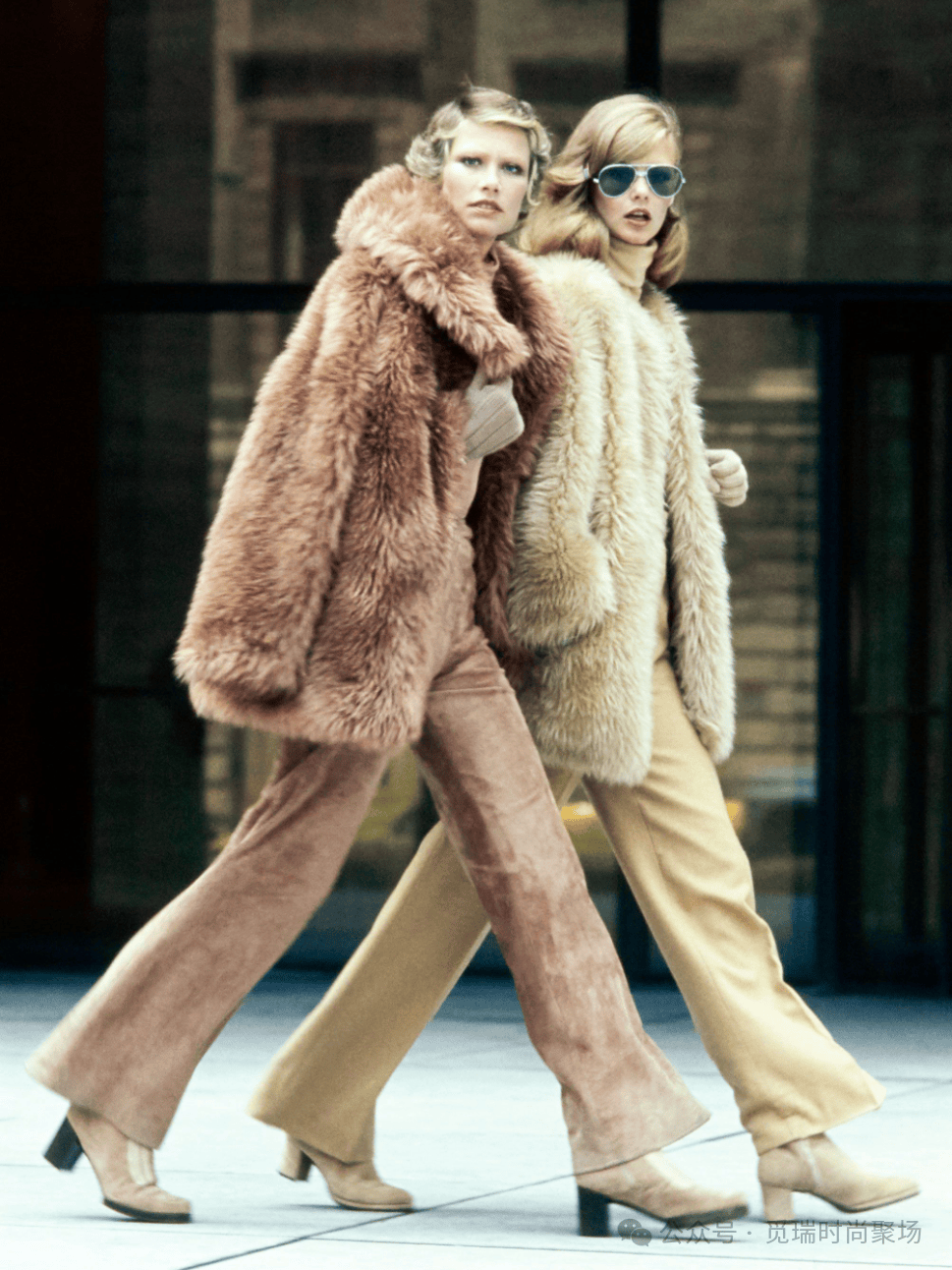 !2026穿搭新密码这样穿告别“老气”！瓦力棋牌游戏刷爆 Ins的天后羊绒造型(图14)